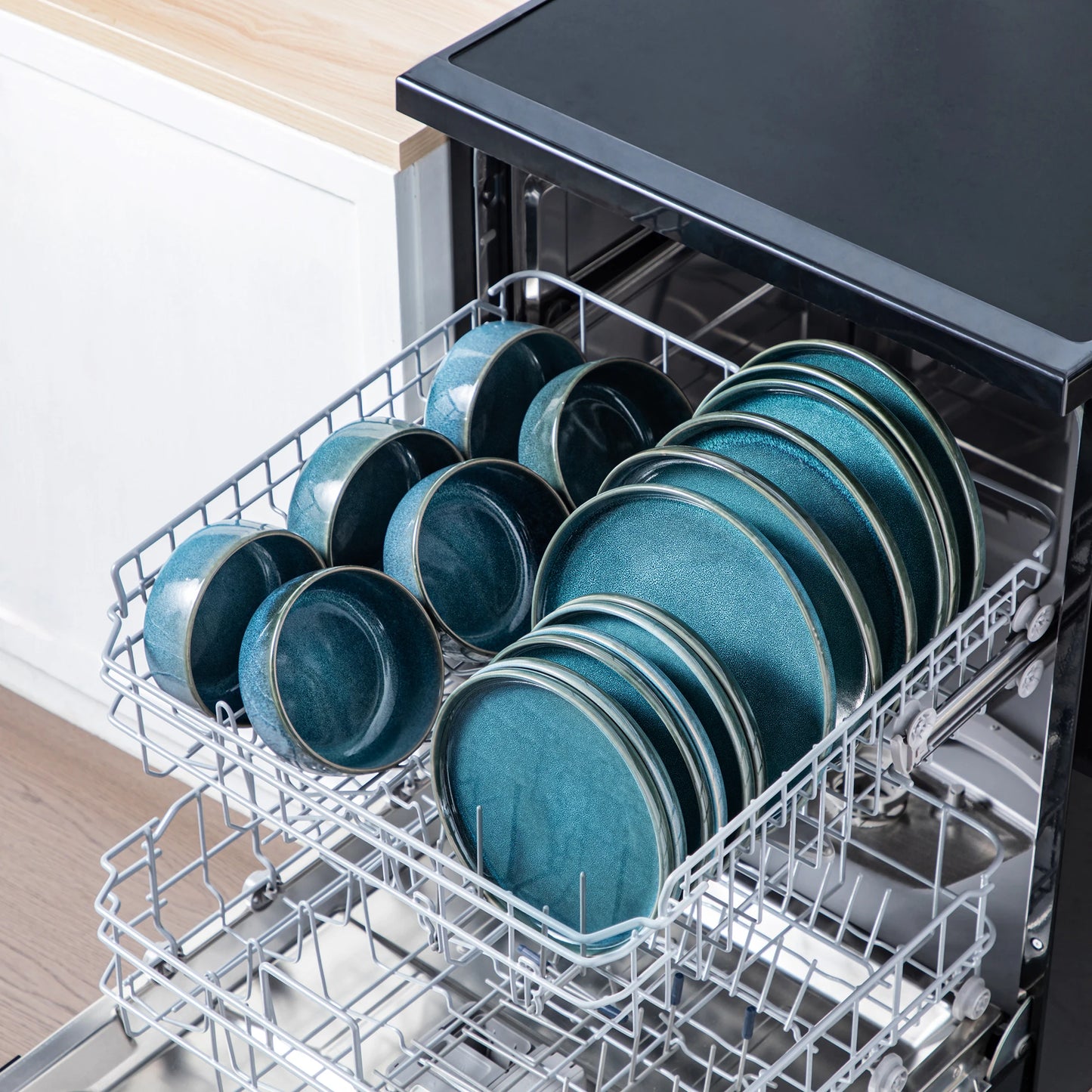 Blue Ceramic Plate Set With Reactive Glaze Vertical Edge